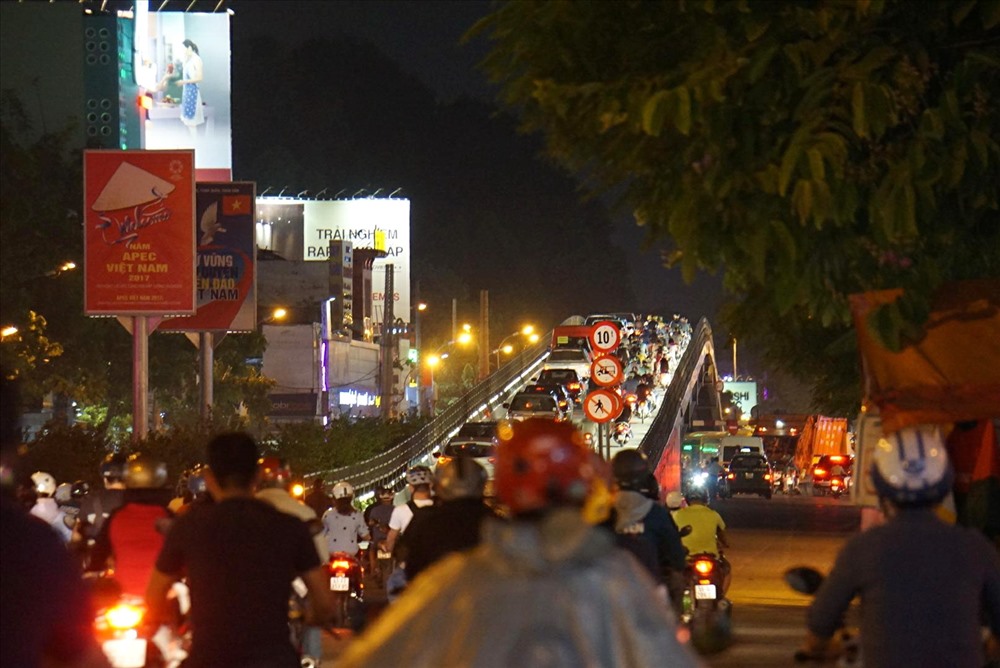 Cầu vượt Lăng Cha cả ken kín xe cộ.