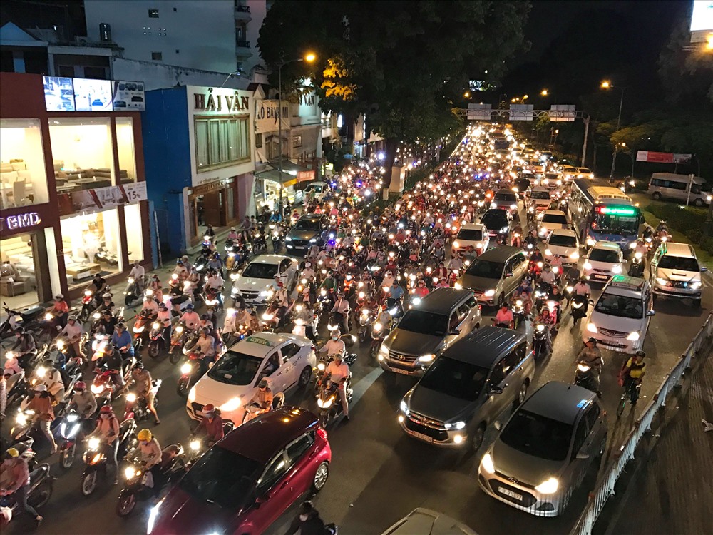 Đường Trần Quốc Hoàn hướng ra vòng xoay Lăng Cha Cả kẹt cứng.
