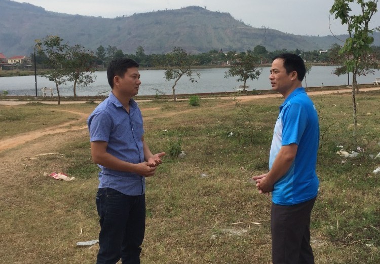 Công dân đầu tiên ở vùng kinh tế mới - ông Nguyễn Phi Bảo (bìa phải ảnh) và tác giả. Ảnh: HT.