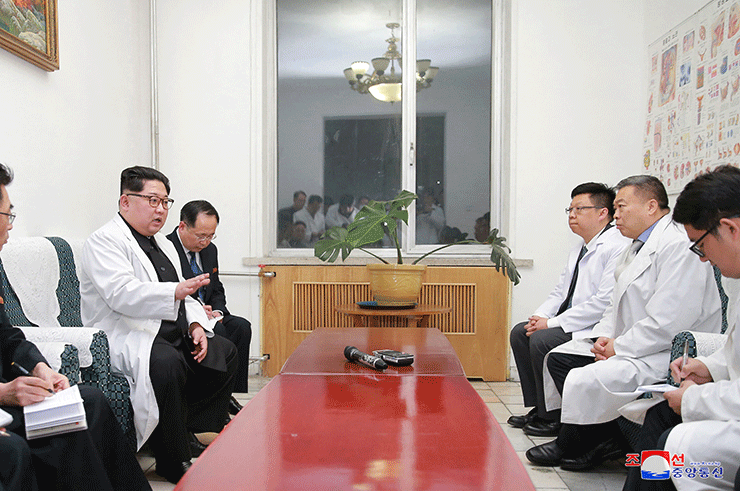 Lãnh đạo Triều Tiên Kim Jong-un trao đổi với các y bác sĩ trong chuyến thăm các nạn nhân tai nạn giao thông. Ảnh: KCNA/Yonhap. 