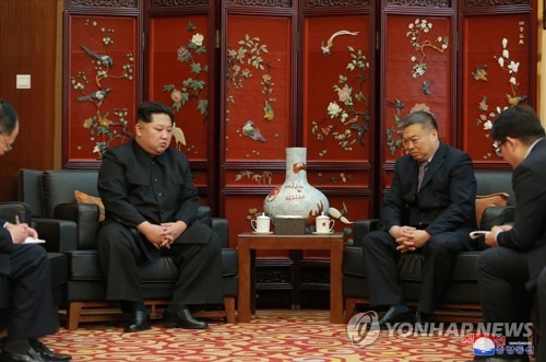 Trong cuộc gặp, ông Li Jinjun - Đại sứ Trung Quốc tại Triều Tiên, cảm ơn  đồng thời nhấn mạnh chuyến thăm tới Đại sứ quán của lãnh đạo Triều Tiên nhấn mạnh “tình hữu nghị to lớn, không thể phá vỡ” giữa hai nước. Ảnh: KCNA/Yonhap.