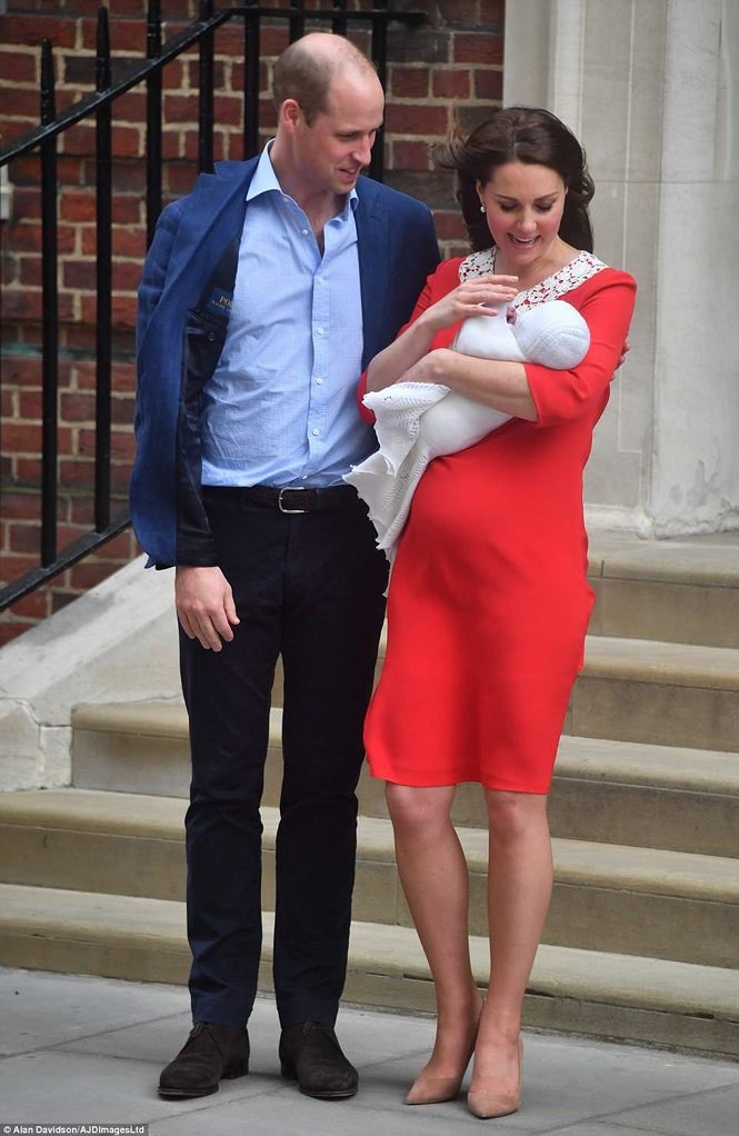 Trước đó, hoàng tử William và công nương Kate Middleton đã có2 con trai: con trai đầu là hoàng tử George (5 tuổi) và Charlotte (3 tuổi).