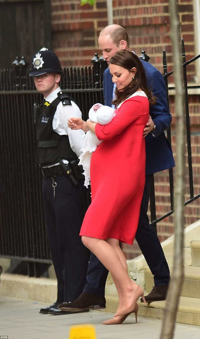 Hoàng tử William cũng ân cần chăm sóc vợ 