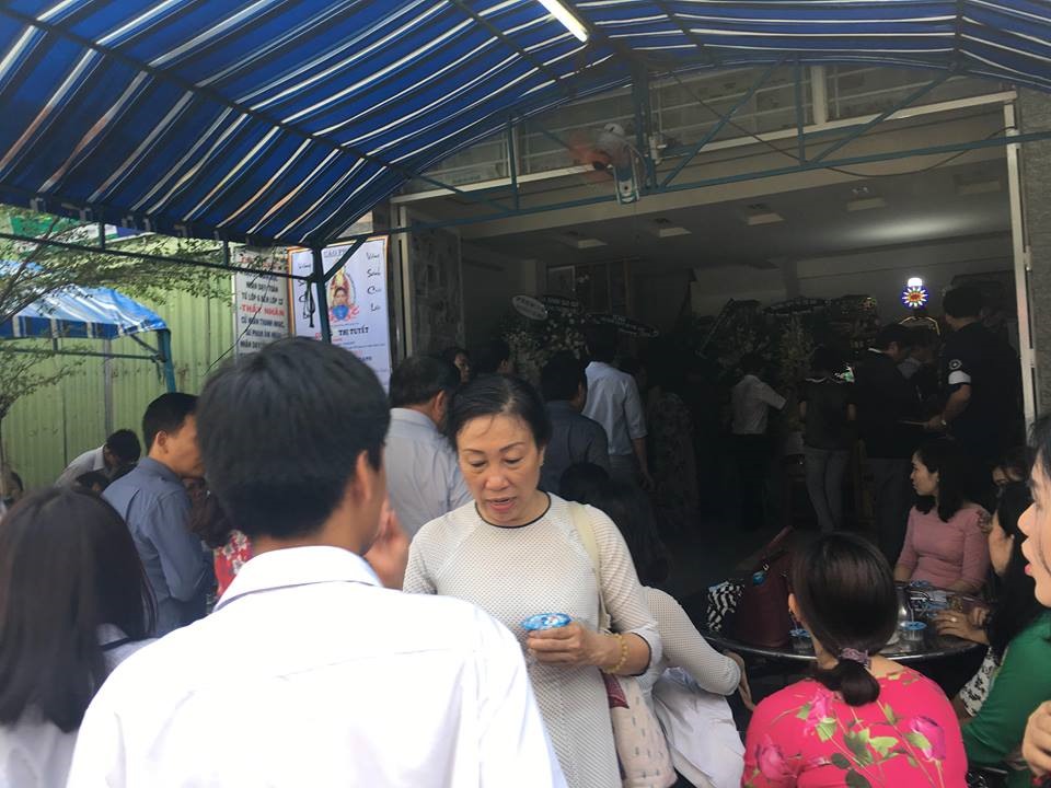 Nhiều người đến chia buồn nữ giáo viên xấu số.