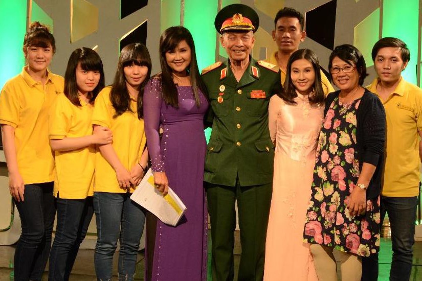 Ekip “Trở về từ ký ức” chụp ảnh lưu niệm với Thiếu tướng Nguyễn Đức Huy. Ảnh: TVTKU 