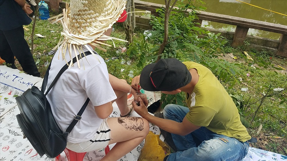 Ông Hà Kế San – Phó Chủ tịch UBND tỉnh Phú Thọ - Trưởng Ban tổ chức Giỗ Tổ Hùng Vương, cho biết, sau khi nhận thông tin báo Lao Động phản ánh, ban tổ chức đã nhanh chóng tổ chức chấn chỉnh các loại hình phản cảm này.