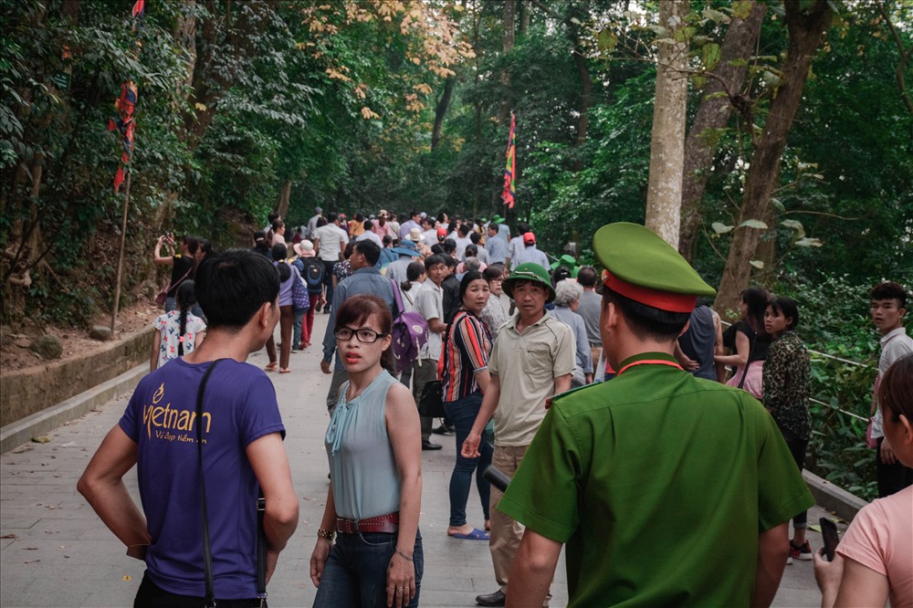 Chị Phan Huyền Trang, một du khách chia sẻ: “Mình thấy ăn mặc đẹp và ăn mặc phản cảm nó cách nhau một ranh giới thôi. Đến những nơi như thế này mà không tinh tế là không nên. Nhiều bạn trẻ nên chú ý hơn đến những điều này.”
