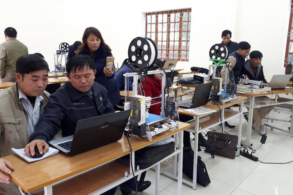 Tập huấn robot cho các giáo viên ở Thanh Chương. Ảnh: BÙI BÍCH NGÂN