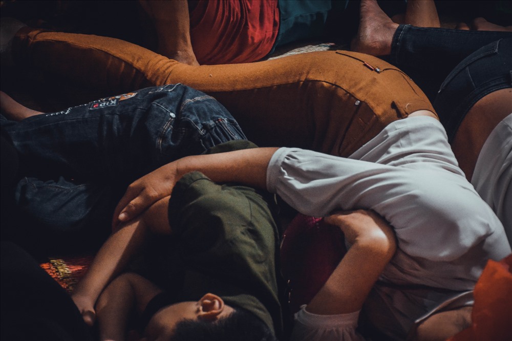 Mưa lạnh, nhưng hầu hết mọi người đều không có chăn đắp.