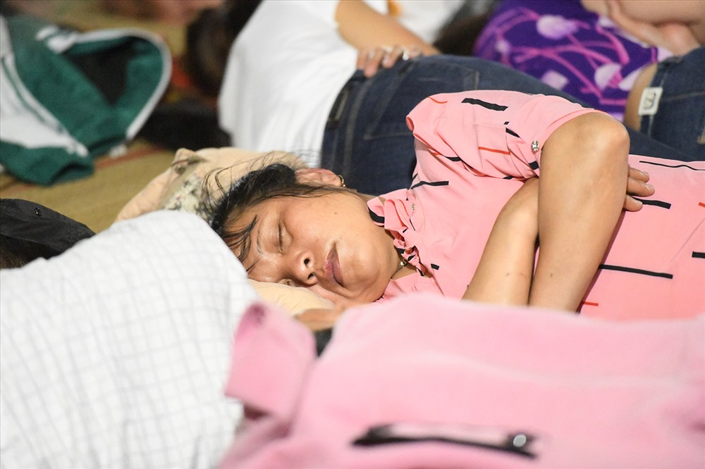 Người dân ngủ dưới gốc cây quanh đền Hùng, chờ đến giờ vào lễ Tổ - ảnh 5 Người dân ngủ dưới gốc cây quanh đền Hùng, chờ đến giờ vào lễ Tổ - ảnh 5