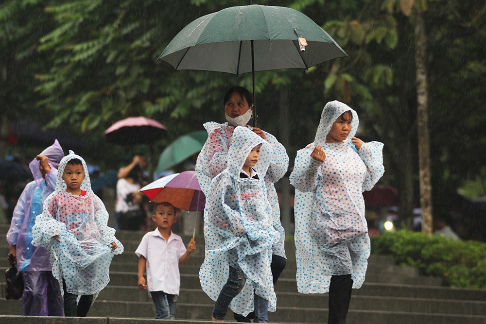 Nhiều du khách cho biết: “Đây là dịp cả năm mới có một lần, nên mưa lớn chúng tôi cũng đi. Mong lắm, không bỏ được” Các quầy háng bán áo mưa, ô, dép nhựa “cháy hàng”.