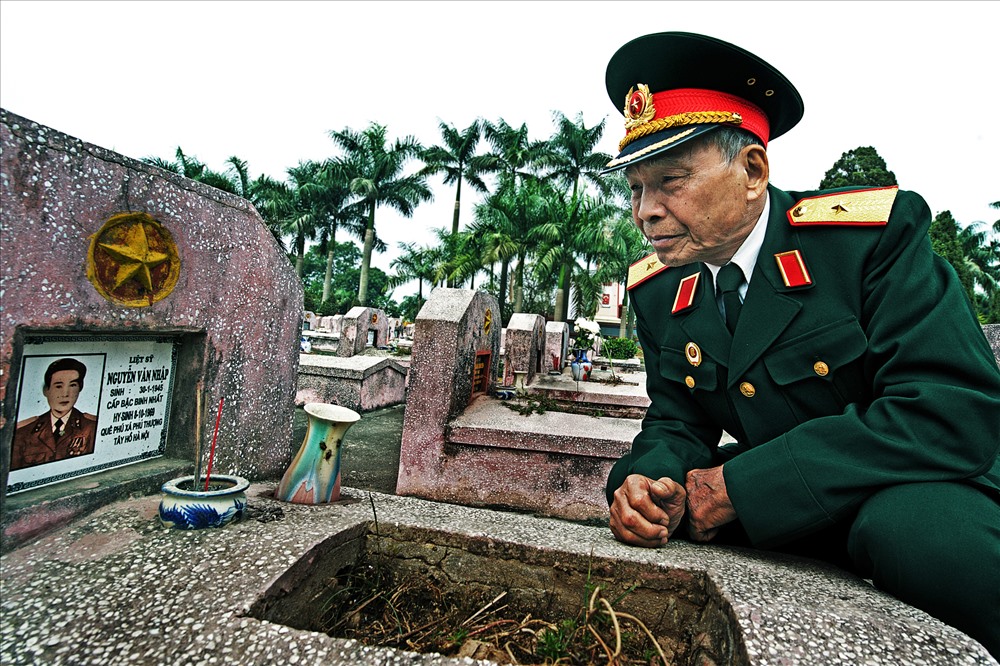 Chiều mùa đông, tướng Huy đến viếng các đồng đội ở nghĩa trang Hà Nội. Ông kể nhiều lúc buồn, ông lại đến nghĩa trang, nói với những ngôi mộ: xin các liệt sĩ tha thứ cho ông. Vì ông là chỉ huy của nhiều trận đánh trong đó có những trận, đồng đội của ông hy sinh nhiều.