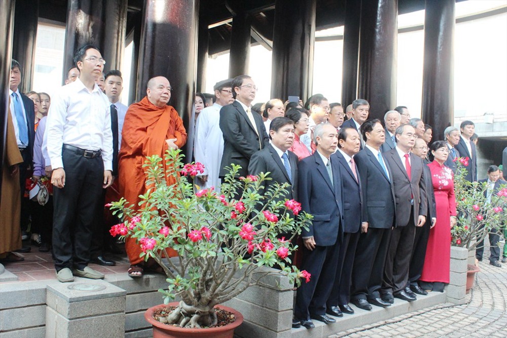 Lãnh đạo, nguyên lãnh đạo Trung ương và TP.HCM đến dâng hương, dâng hoa tưởng nhớ các Vua Hùng.