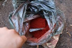 Tiêu lép được trộn với một loại hoá chất màu đỏ không rõ nguồn gốc. Ảnh: H.H