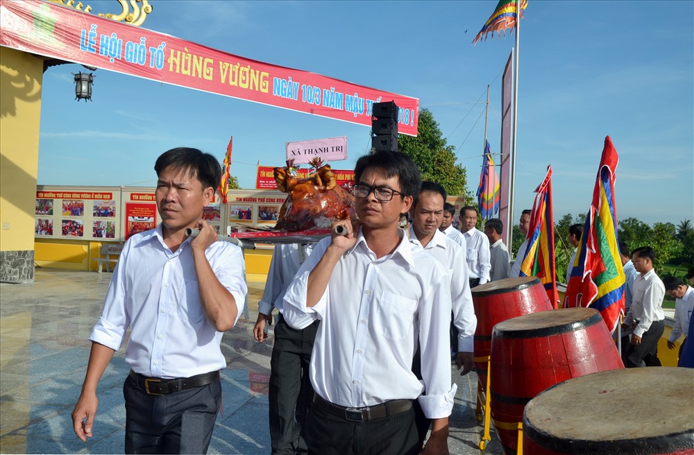 Bên cạnh người dân các địa phương mang phẩm vật đến cúng, bái... (Ảnh: Lục Tùng)