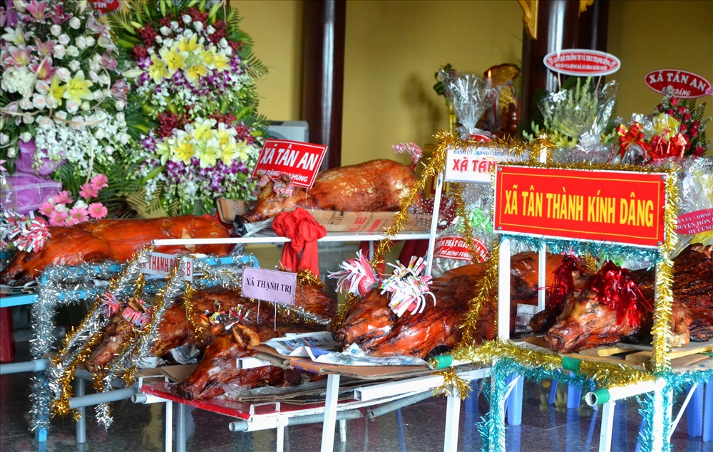 Phẩm vật cũng rất đa dạng, từ heo, gà... (Ảnh: Lục Tùng)