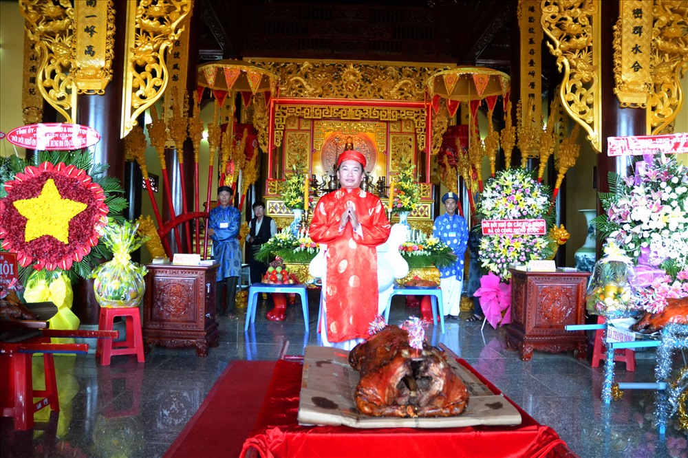 Chủ lễ bắt đầu nghi lễ tế (Ảnh: Lục Tùng)