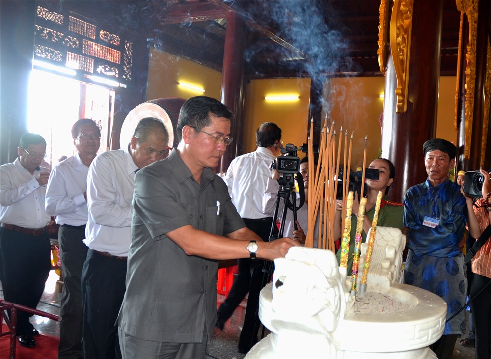 Đại diện chính quyền, nhân dân... dâng hương trước bàn thờ các vị Hùng Vương. (Ảnh: Lục Tùng)