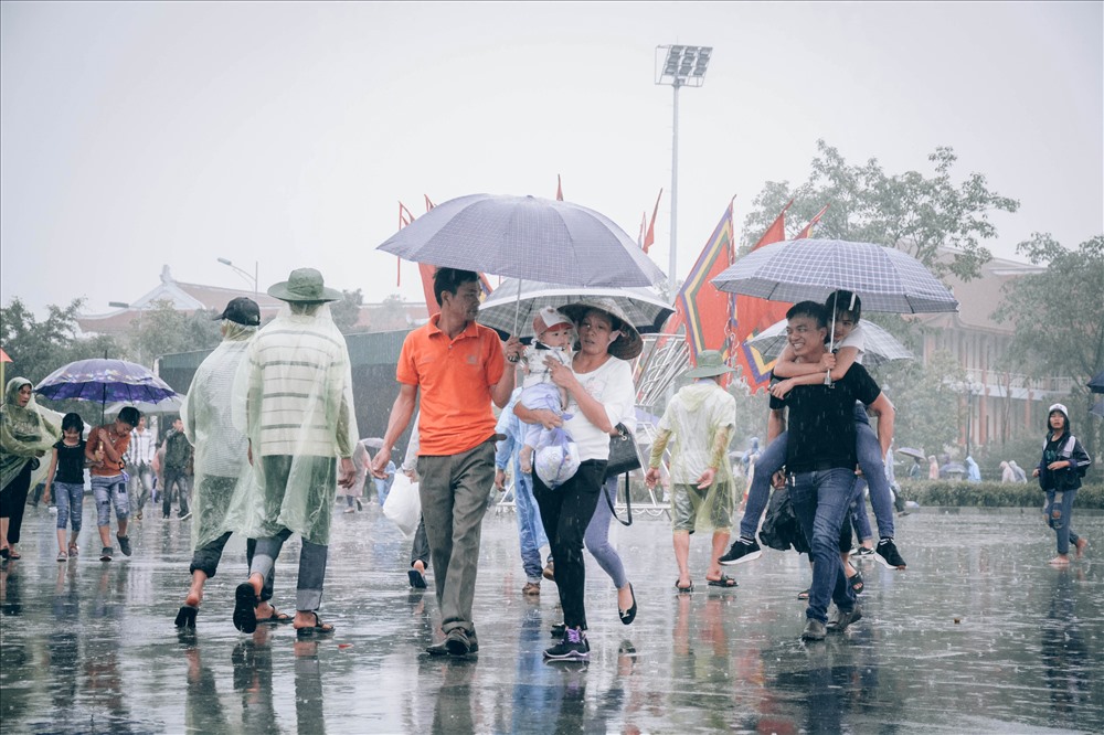 Anh Nguyễn Mạnh Hùng (Tam Cường - Phú Thọ) chia sẻ: “Tối qua tôi có xem dự báo thời tiết. Nhưng mưa thì mưa, mình dẫn con đến những nơi như vậy mong con lớn lên sẽ biết uống nước nhớ nguồn, biết tiếp thu những nét đẹp văn hóa của ông cha để lại.”
