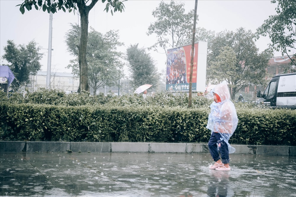 Một em nhỏ nhân lúc mẹ không để ý chạy vào vũng nước đùa nghịch.