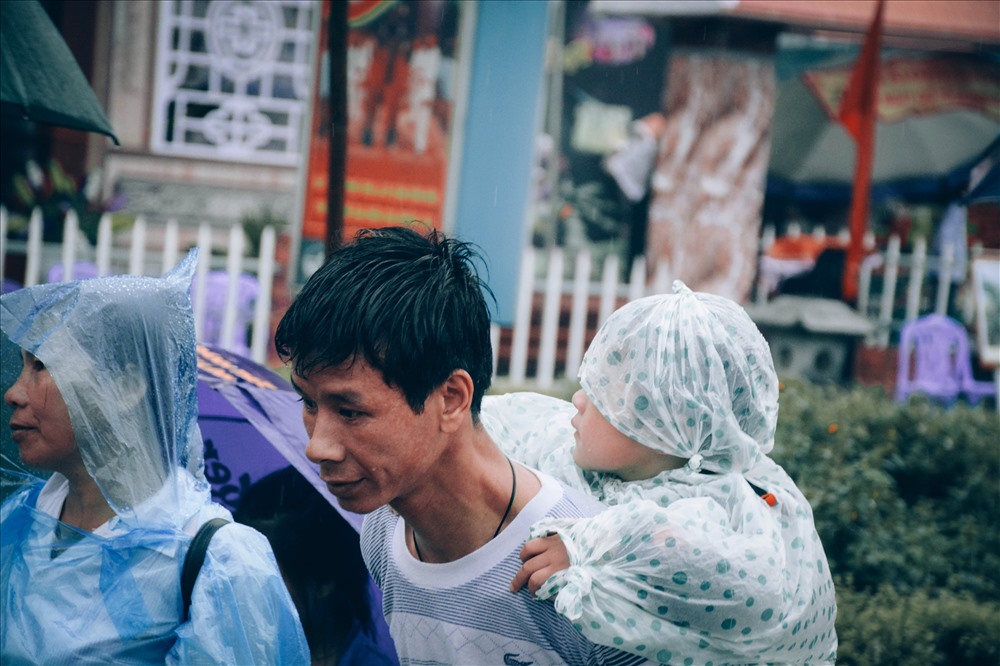 Dù bố không mặc áo mưa nhưng con phải luôn khô ráo, sạch sẽ.