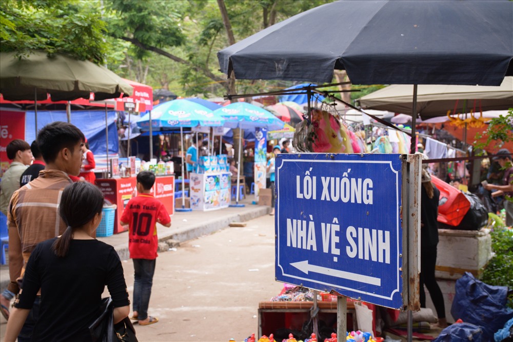 Bên cạnh đó là sự tiếp diễn của tình trạng “tiểu bậy“, cho dù biển chỉ dẫn nhà vệ sinh được đặt ở nhiều nơi.