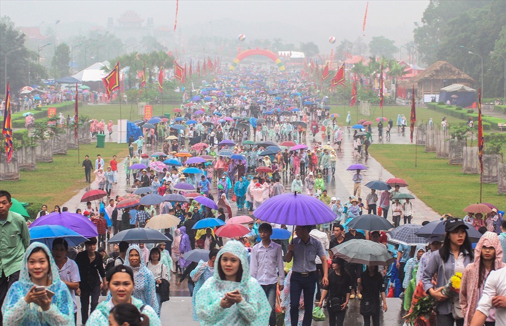 Không có người ăn xin, ăn mày; không ùn tắc giao thông; không chèo kéo khách và xảy ra tình trạng giá cả dịch vụ mang tính “chặt chém”; không có những hành vi phản cảm trong lễ hội; không để mất vệ sinh môi trường ở khu vực lễ hội… là những cam kết của BTC Lễ hội Đền Hùng năm 2017 nhằm đảm bảo phục vụ tốt hơn cho người dân và du khách tham gia lễ hội.