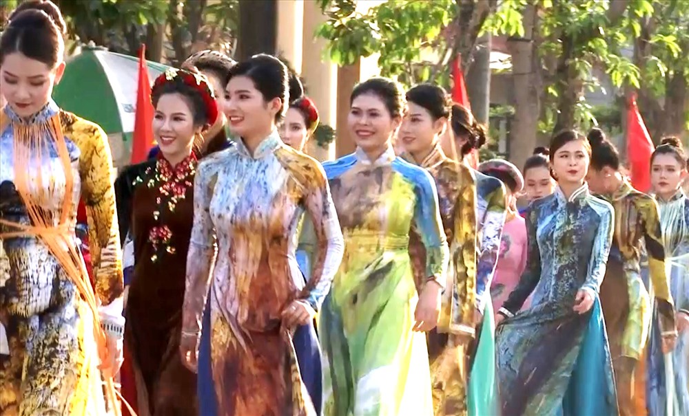 Các người đẹp tham gia trình diễn áo dài trên đường phố. Ảnh: Lê Phi Long