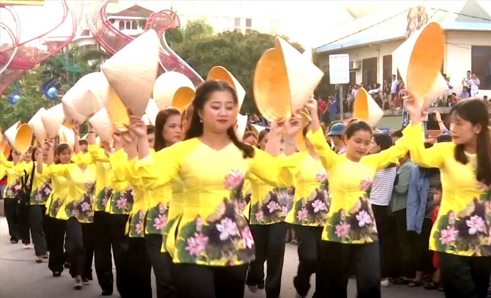 Các tuyến đường tại TP.Đồng Hới rộn ràng với những sắc màu rực rỡ. Ảnh: Lê Phi Long