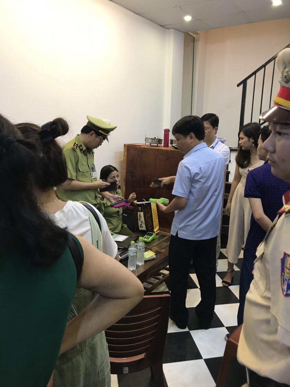 Ngay khi nhận được thông tin, lãnh đạo TP.Hạ Long cùng các lực lượng chức năng có mặt để xử lý vụ việc. Ảnh: Nguyễn Hùng