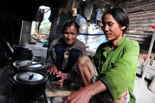 Hai cha con “người rừng” sau khi về sống hòa nhập với cộng đồng. Ảnh: T.T