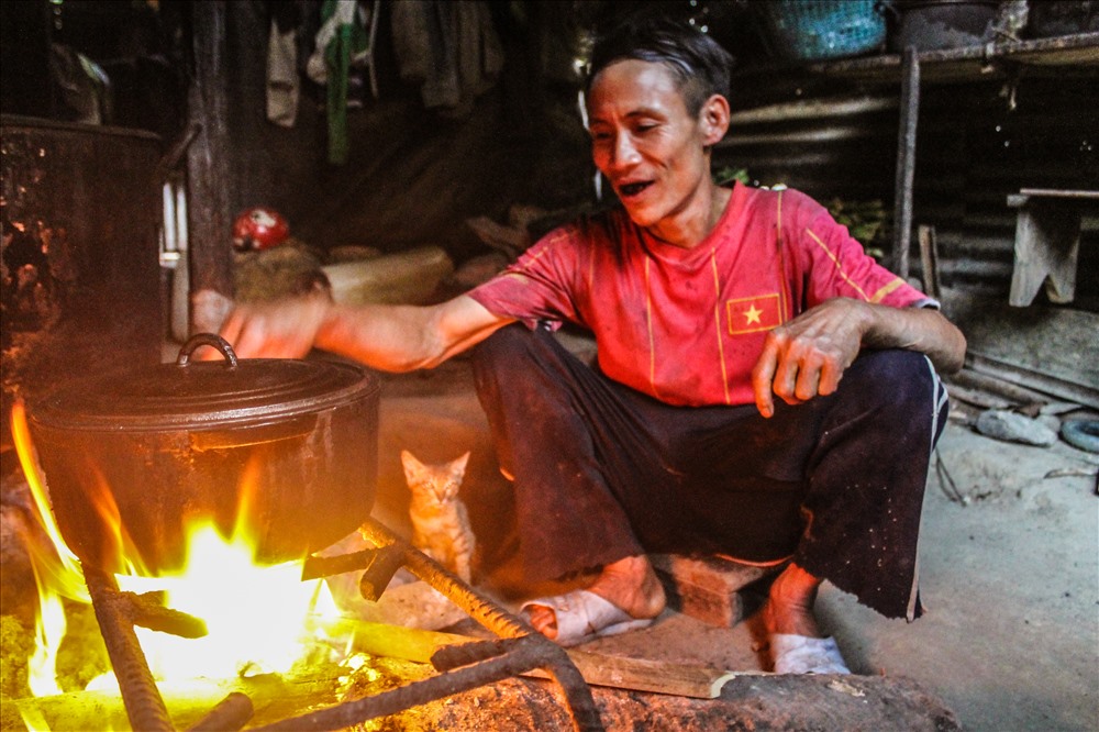 “Người rừng” Hồ Văn Lang làm việc luôn tay. Ảnh: T.H