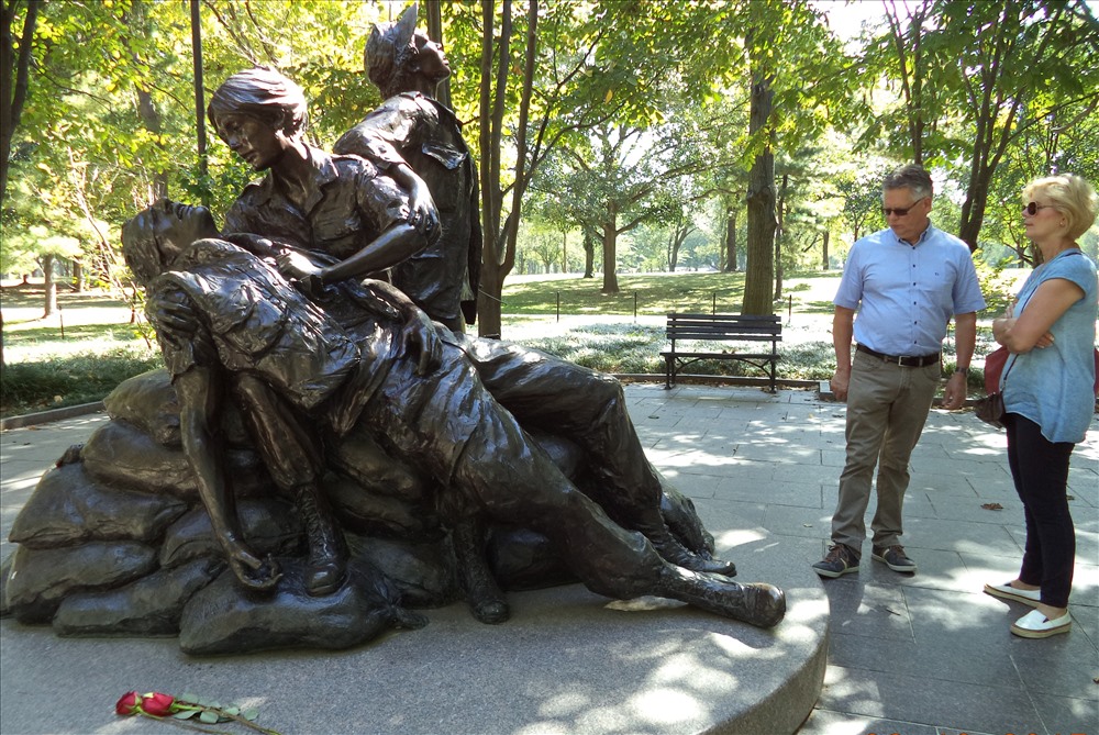 Đài tưởng niệm những phụ nữ Hoa Kỳ phục vụ trong chiến tranh Việt Nam (The Vietnam Women's Memorial).
