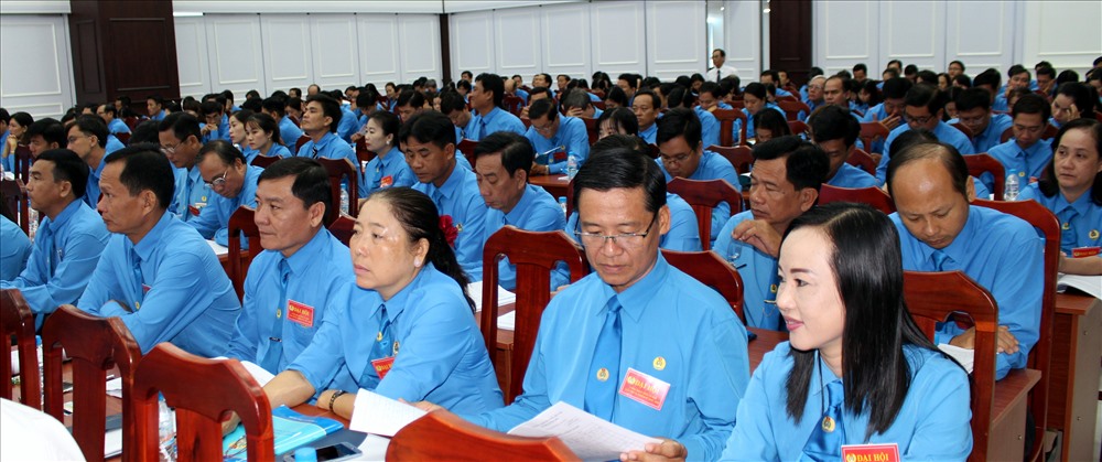Đại biểu nghiên cứu các báo cáo tại Đại hội