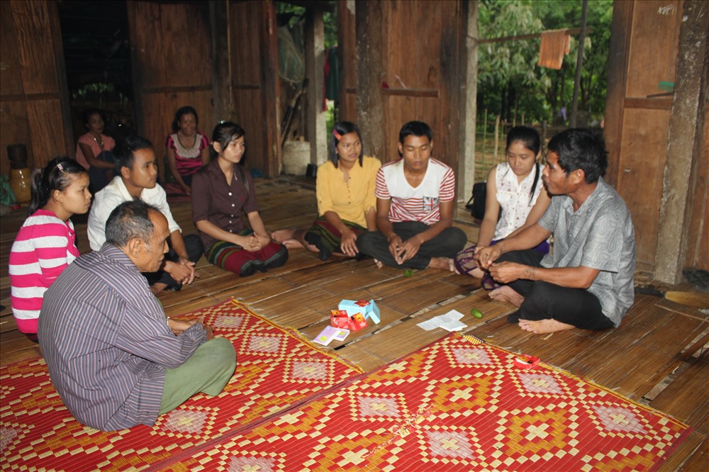 Ngoài các công việc trên, đội còn phối hợp với địa phương tuyên truyền công tác Dân số - KHHGĐ và các loại dịch bệnh khác để phòng ngừa một cách tích cực (Đang làm việc ở Bản Cù Bai, xã Hướng Lập). Ảnh: TH.