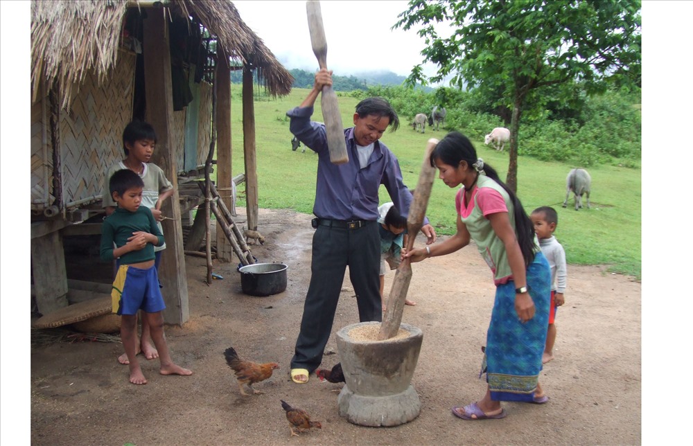 Và cùng giúp việc gia đình với bà con nơi mình đang công tác ở địa bàn miền núi. Ảnh: TH.