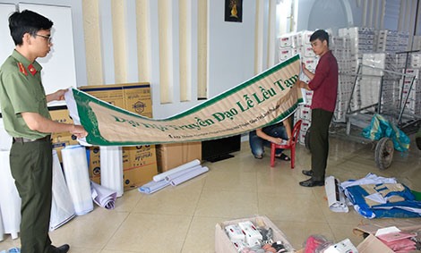 Tài liệu, dụng cụ thu được bên trong cơ sở. Ảnh: M.D