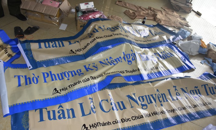 Tài liệu, dụng cụ thu được bên trong cơ sở. Ảnh: M.D