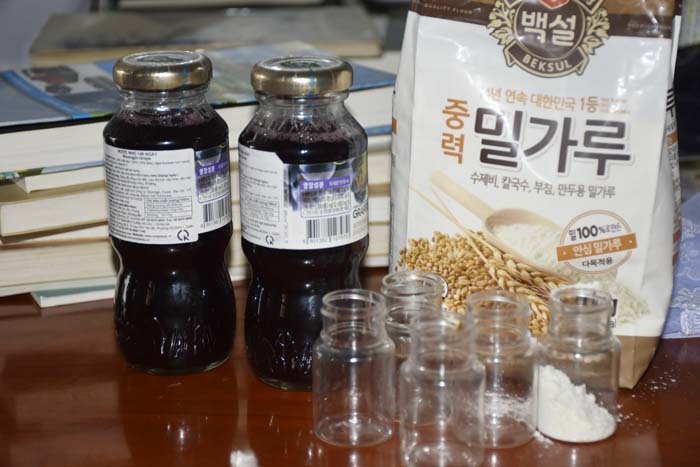 Tài liệu, dụng cụ thu được bên trong cơ sở. Ảnh: M.D