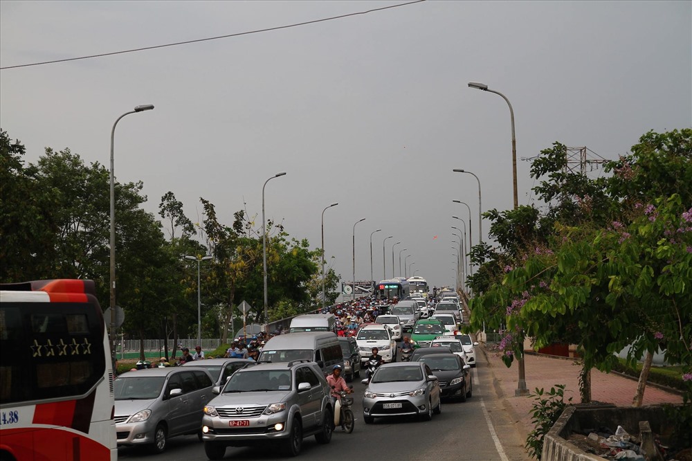 Xe cộ ùn ứ trên cầu Bình Triệu vào bến xe Miền Đông.