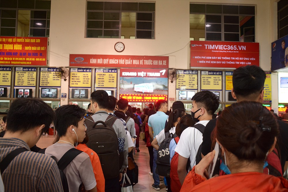 Chiều ngày 27.4.2018, cả nước bắt đầu bước vào kỳ nghĩ lễ 30.4 - 1.5. Tại bến xe khách Mỹ Đình, dòng người xếp hàng mua vé tấp nập, nhộn nhịp.