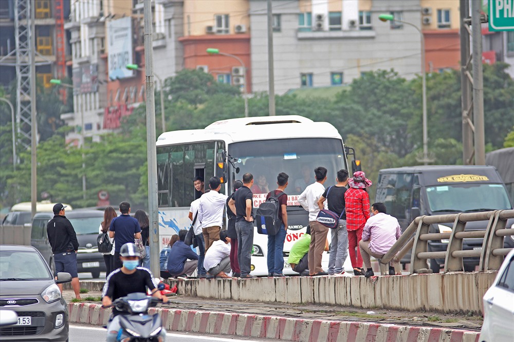 Nhiều người vì không muốn vào bến bắt xe đã đứng chờ xe ven chân cầu vượt và những đường quanh bến xe bất chấp nguy hiểm.