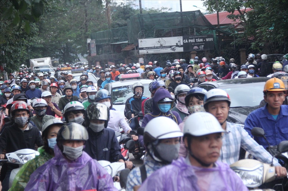 Thời tiết Hà Nội có mưa nhỏ khiến dòng người vội vã thêm phần sốt ruôt