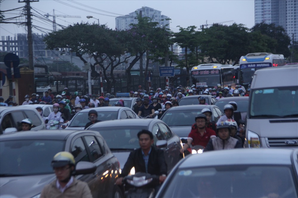 Nhiều xe máy cố len lỏi vào làn đường dành cho xe ôtô để về nhà sớm nhất có thể