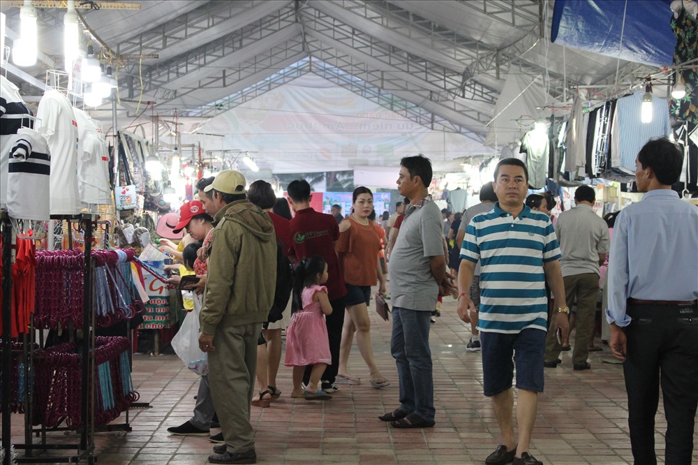 Các gian hàng thu hút rất đông khách đến xem và mua. Ảnh: XH