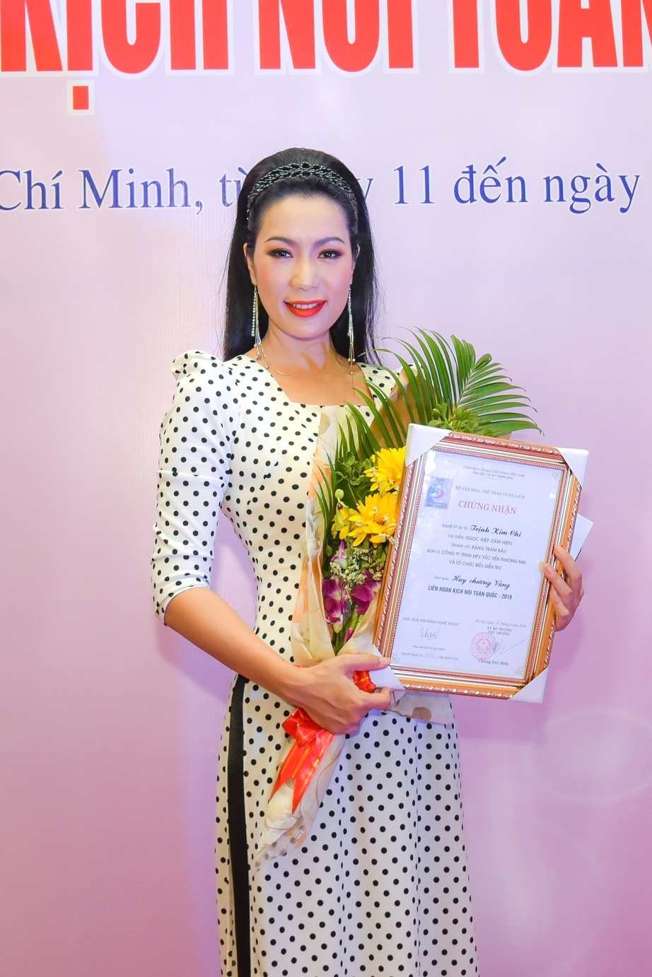 NS ƯT Trịnh Kim Chi nhận bằng khen. Ảnh: Phạm Thiết Mẫn.