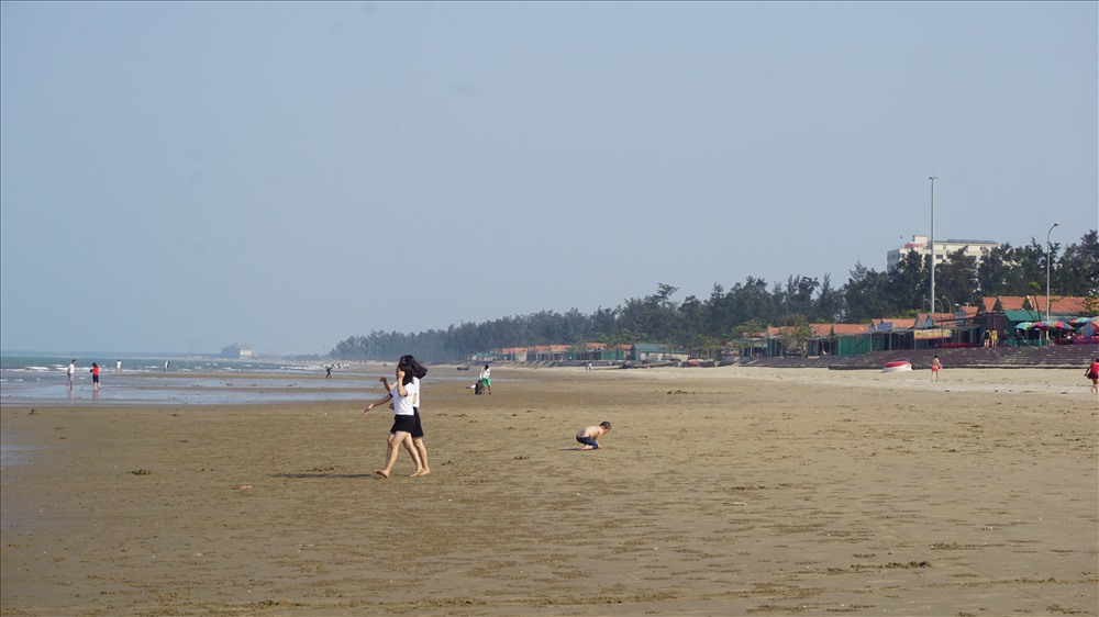 Biển Cửa Lò có bãi cát dài 10km, nước trong xanh, sóng êm, môi trường trong lành...là điểm đến lý tưởng của du khách mỗi dịp hè về. Ảnh: Trần Lưu