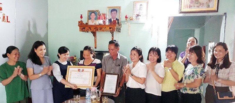 Trạo tặng bằng khen cho chị Tạ Thị Liên. Ảnh: B.P