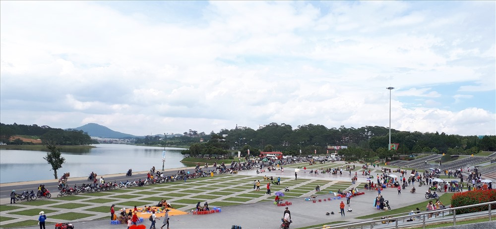 Trong ngày 30/4, tiết trời Đà Lạt khá dễ chịu, không mưa và nắng nhẹ, thuận lợi cho các hoạt động tham quan, dã ngoại.