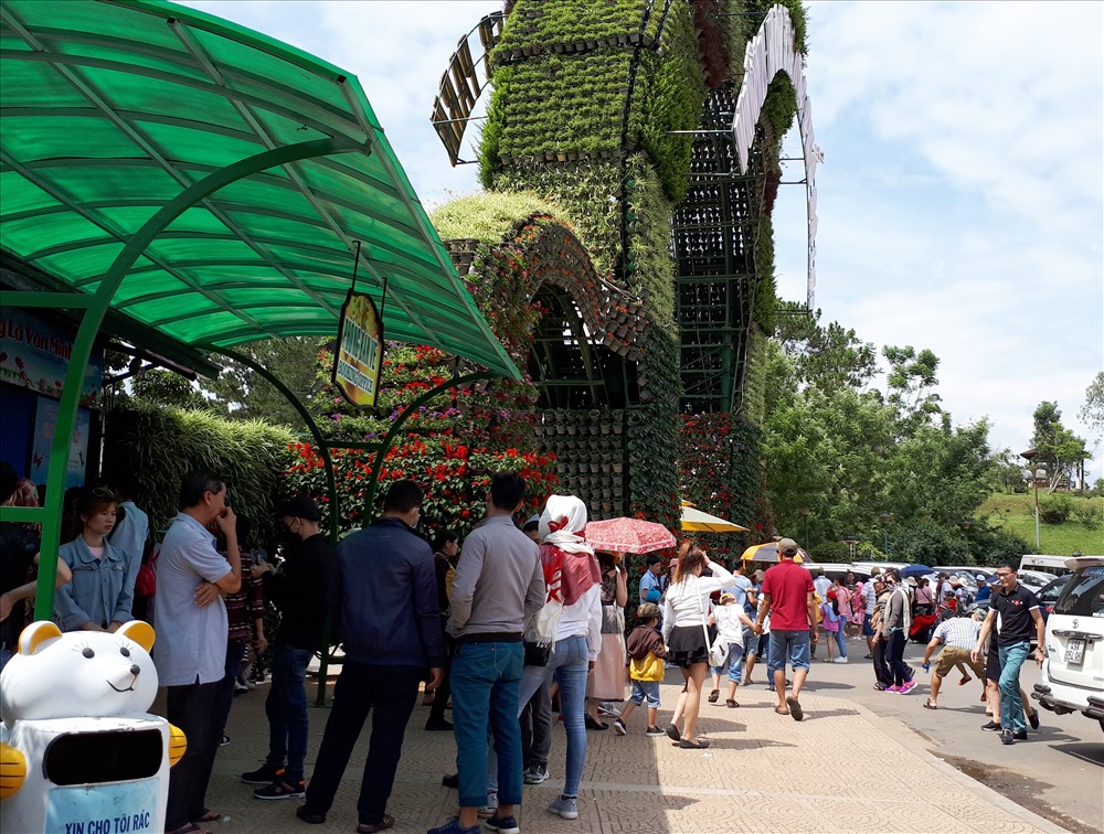 Rất nhiều du khách phải xếp hàng mua vé vào khu các khu tham quan và vui chơi.